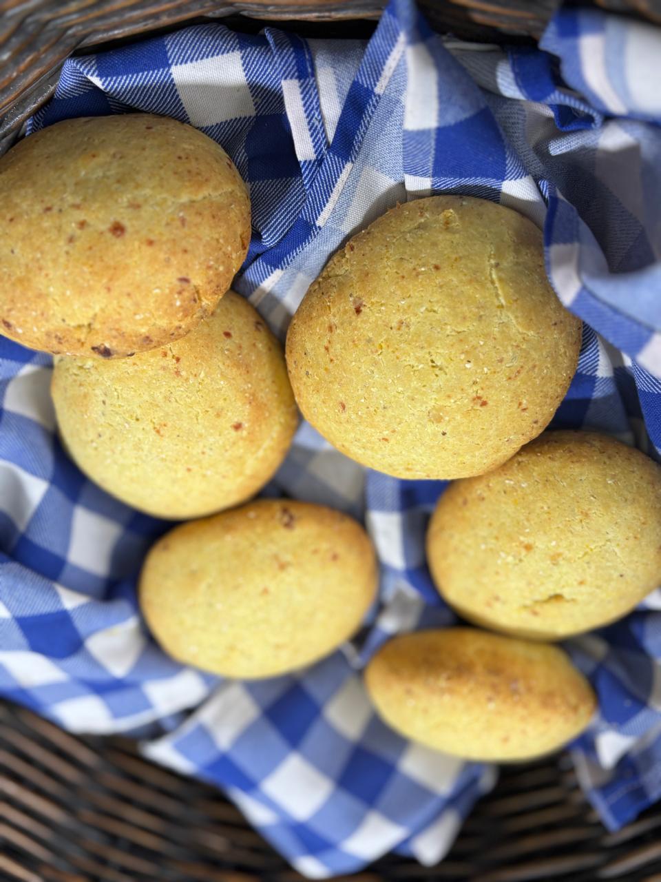 Chipas en una canasta con paño azul y blanco